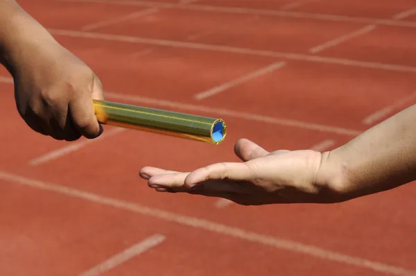 Relay-sportolók kezek művelet küldése. — Stock Fotó