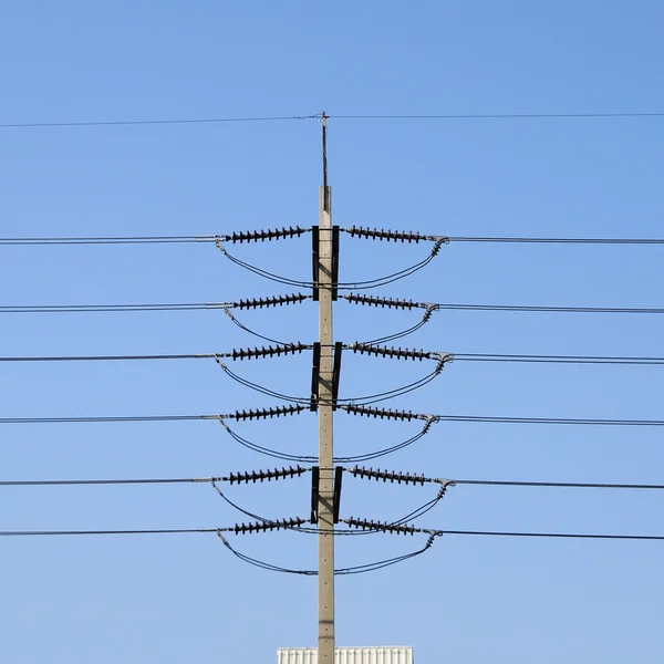 Poteau électrique avec de nombreux câbles — Photo