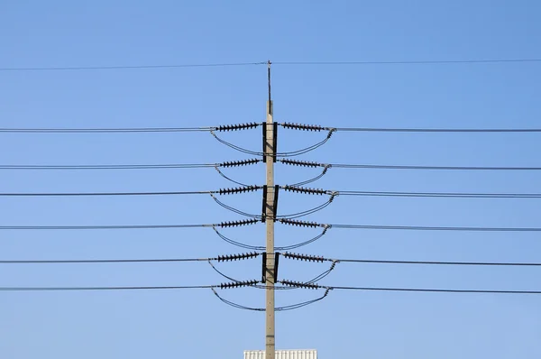 Poste elétrico com muitos cabos — Fotografia de Stock