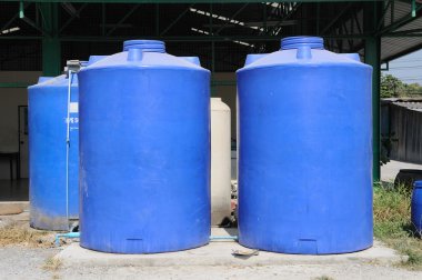 büyük mavi su plastik deposu