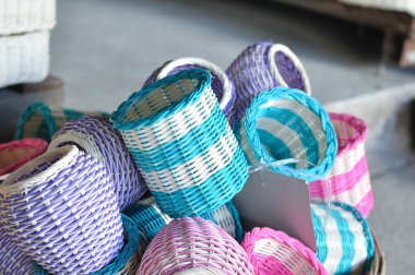 birçok renkli yerel rattan sepet