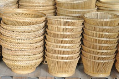 Yerel çeşitli rattan sepet