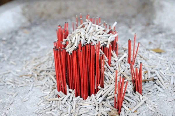 Close-up van vele rode stokken in brander pot. — Stockfoto