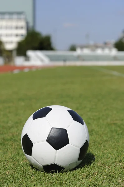 Padrão de bola clássico na jarda verde — Fotografia de Stock