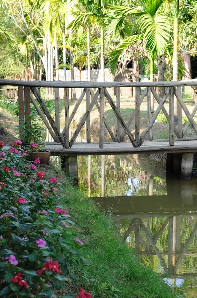 Alte Holzbrücke überquert kleinen Kanal — Stockfoto