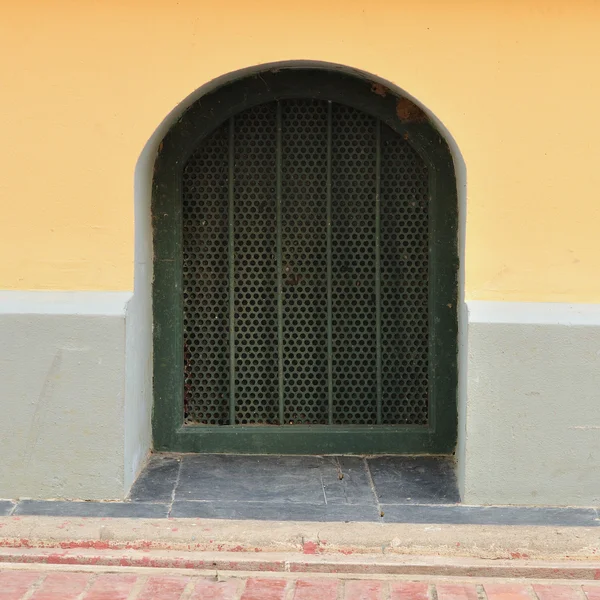 Kleines Tor in der Hauswand — Stockfoto