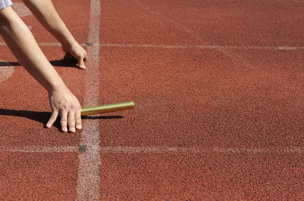 Relay-atleten handen beginnen actie — Stockfoto