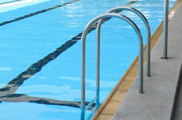 Piscine avec escalier dans l'arène . — Photo