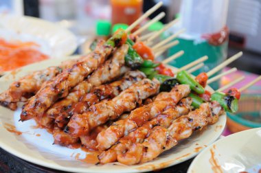 tavuk Barbekü plaka üzerinde baharatlı sos ile