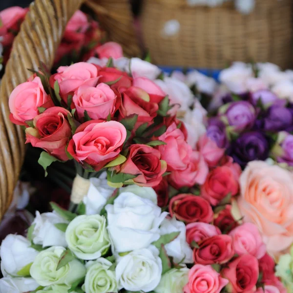 Muchas rosas rosadas mostrando en cesta de ratán — Foto de Stock