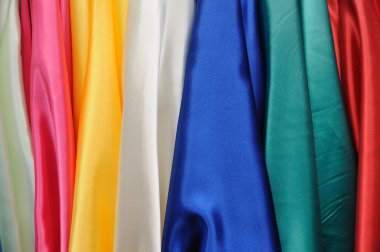 piyasada renkli elbise