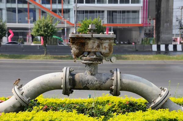 Eau du robinet principal public sur la route latérale — Photo