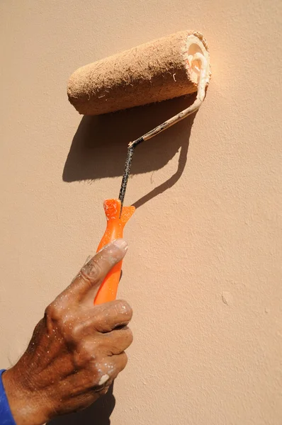 Color de pintura del trabajador en la pared —  Fotos de Stock