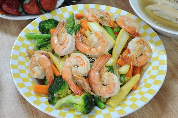 Mix vegetables fried with shrimps — Stock Photo, Image