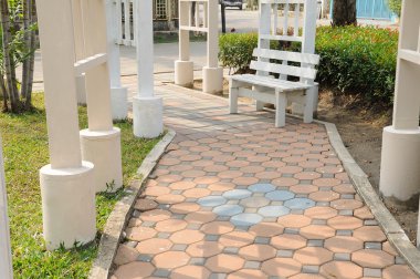 bahçede yürüyüş yolu üzerinde beyaz sandalye