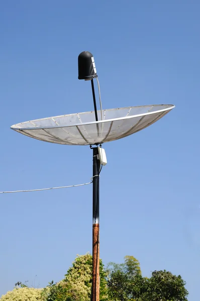 Einzelne Satellitenschüssel mit blauem Himmel — Stockfoto