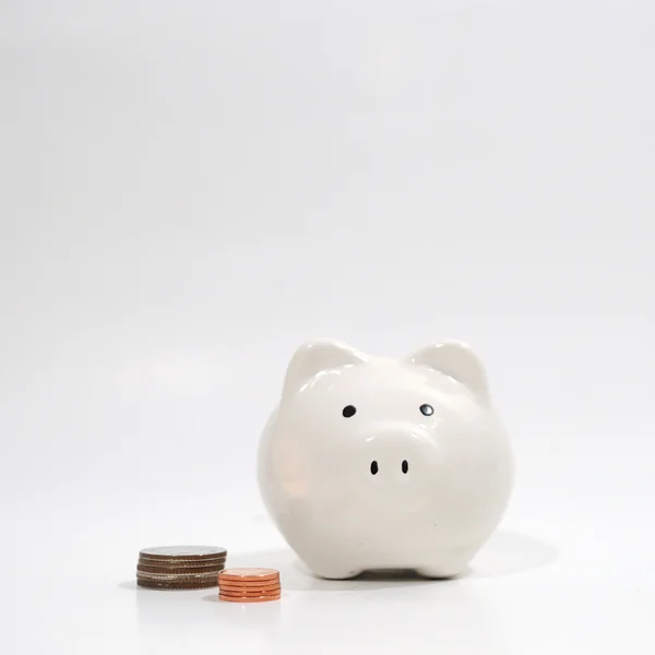 Banco piggy branco com moedas . — Fotografia de Stock