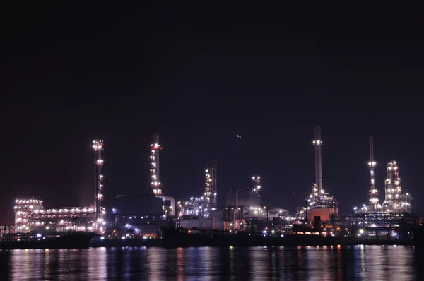 Raffinerien im Hafen — Stockfoto