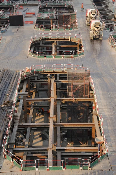 Zona de construcción con diversos equipos y herramientas —  Fotos de Stock