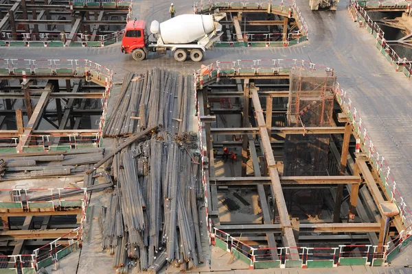 Zona de construcción con diversos equipos y herramientas —  Fotos de Stock