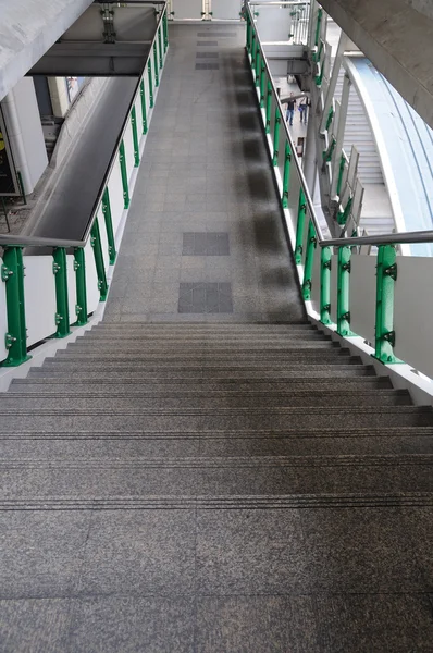 Escaleras de sobrevuelo y camino a pie . — Foto de Stock