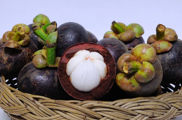 rattan sepet içinde birçok mangosteen