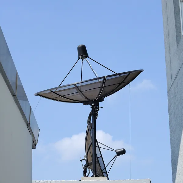 Antena parabólica única com céu azul — Fotografia de Stock