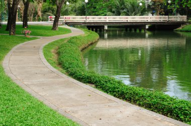 yürüyüş yolu ve köprü