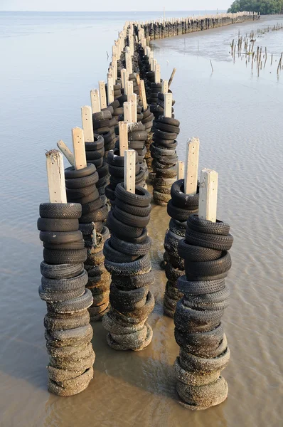 Wellendingen: Barriere aus alten Reifen — Stockfoto