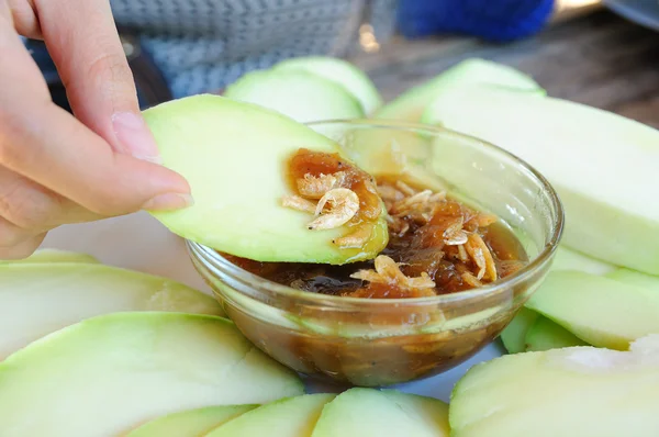 Hand met mango-met-sweet-vis-saus set — Stockfoto