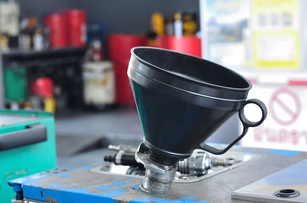 Aceite de cono negro para el mantenimiento del vehículo — Foto de Stock