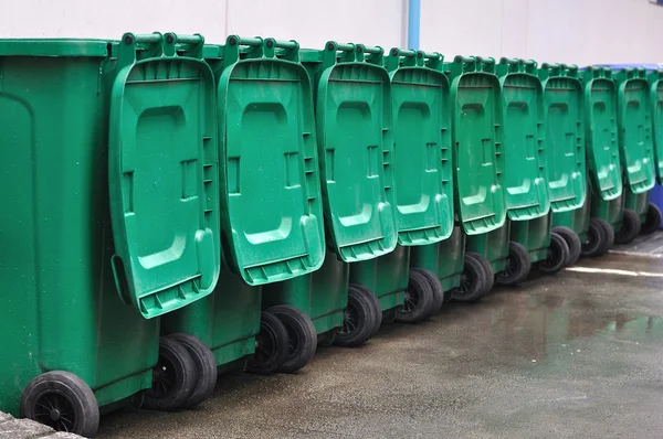 Caixas verdes organizar porta — Fotografia de Stock