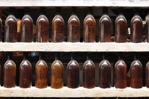 Konstrukce stěny z prázdné láhve — Stock fotografie