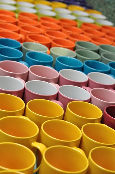 Kleurrijke keramische water mok — Stockfoto