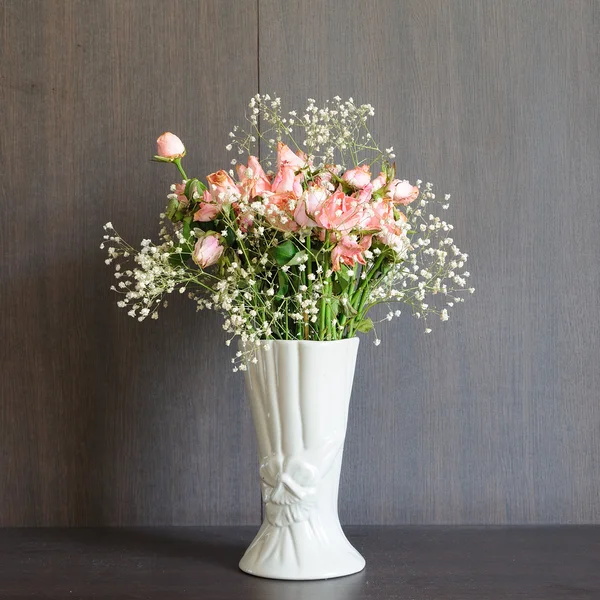 Gedroogde rozen in een vaas — Stockfoto
