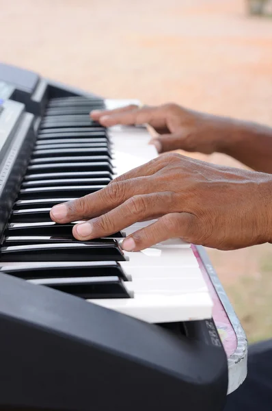 Man hand playing electone — Stock Photo, Image