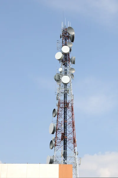 Telekommunikationen står hög — Stockfoto