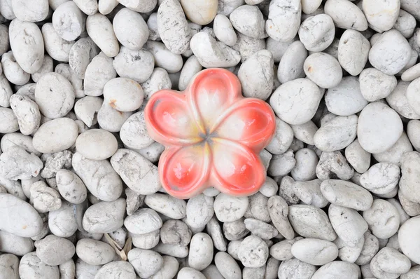 Ceramiczne kwiat na białe skały — Zdjęcie stockowe