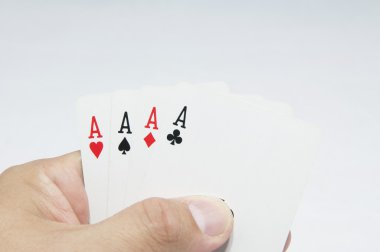 adam tutarak kartları eller