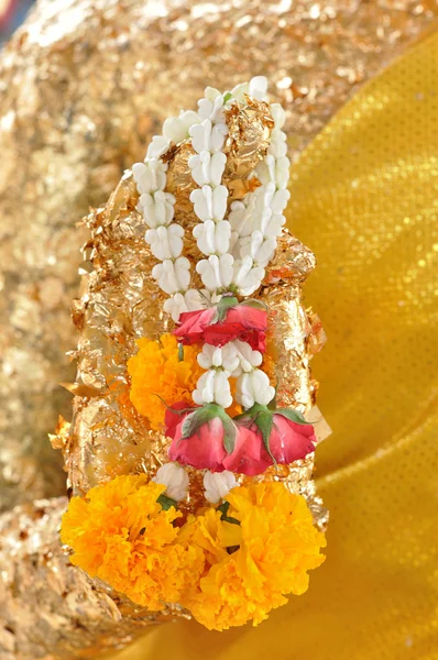 Girlanden-Blume auf Buddha-Statue — Stockfoto