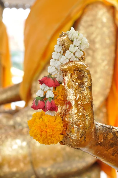 Girlanden-Blume auf Buddha-Statue — Stockfoto