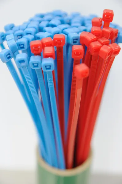 Modré a červené kabelových spojek — Stock fotografie
