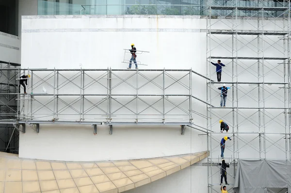 Trabajadores no identificados en andamios de hierro —  Fotos de Stock