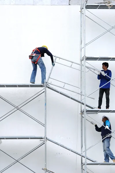 Trabalhadores não identificados em andaimes de ferro — Fotografia de Stock