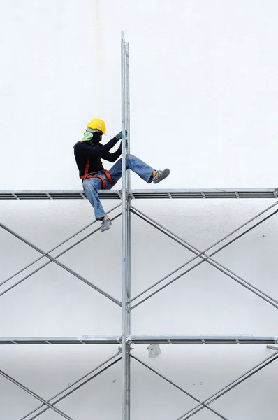 Lavoratori non identificati su impalcature di ferro — Foto Stock