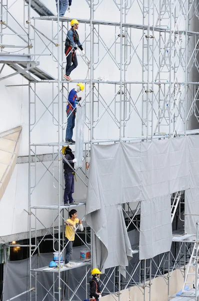 Lavoratori non identificati su impalcature di ferro — Foto Stock