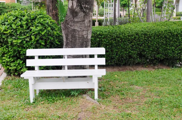 Banco blanco en el jardín . — Foto de Stock