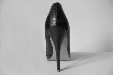 Stiletto ayakkabı üzerine beyaz