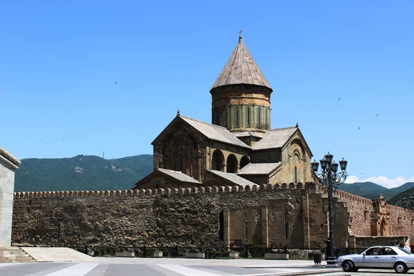 Hof und Glockenturm der Kathedrale Svetitskhoveli in mtskheta, Georgien — Stockfoto