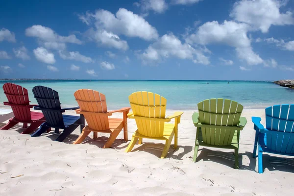 阿鲁巴鹰滩上色彩艳丽的椅子 — 图库照片